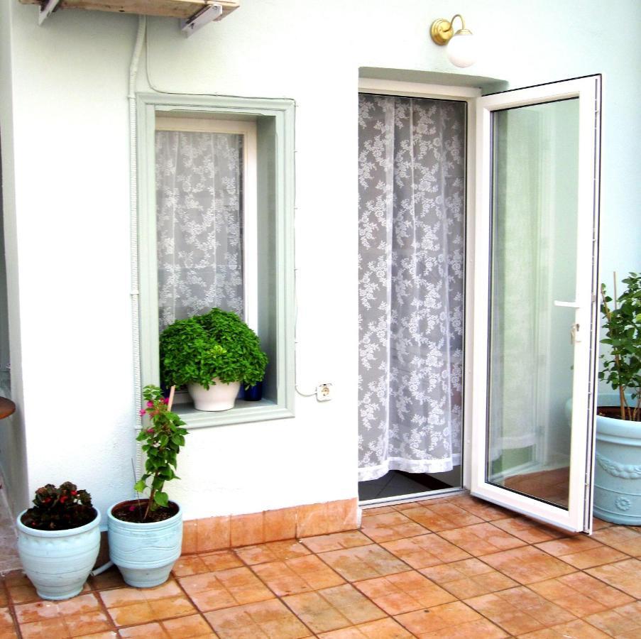 Center Landmark House * Salonic